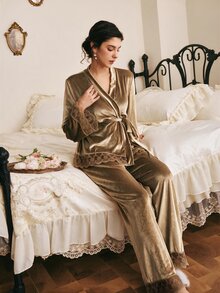 Côtesoire 法式優雅刺繡蕾絲拼接綁帶天鵝絨女款睡衣套裝 - 棕色 - 查看 3
