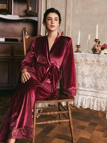 Côtesoire 法式優雅刺繡蕾絲拼接綁帶天鵝絨女款睡衣套裝 - 酒紅色 - 查看 2