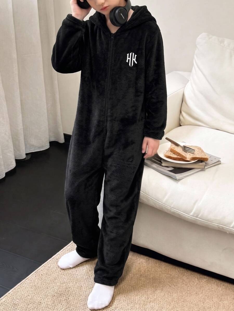 SHEIN 兒童青少年男孩秋冬簡約字母刺繡圖案長袖連帽拉鍊式親膚柔軟法蘭絨居家連身衣 - 黑色 - 查看 1