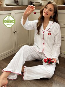Snug Reverie Damset i fräsch casualstil, vitt med krage, kontrasterande knappar, körsbärsbroderat mönster, söt volangkant, 100 % bomull, jacquardvävt tyg - Vitt - Visa 2