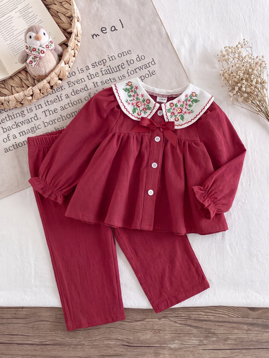 SHEIN Playful Pals 2件組女嬰復古套裝,花卉刺繡領口蝴蝶結酒紅色長袖上衣與喇叭褲套裝,日常節慶穿著,秋季 - 酒紅色 - 查看 1