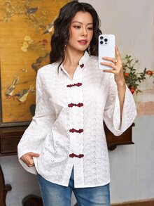 EastFlair 女款刺繡對比色盤扣上衣 - 米色 - 查看 4