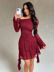 SHEIN PETITE فستان بلون موحد بكتف غير متماثل وأكمام مكشكشة وحاشية طبقات مكشكشة - عنابي اللون - مشاهدة 4