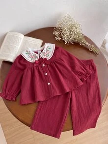 SHEIN Playful Pals 2件組女嬰復古套裝，花卉刺繡領口蝴蝶結酒紅色長袖上衣與喇叭褲套裝，日常節慶穿著，秋季 - 酒紅色 - 查看 3