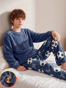 男童 2 件組居家休閒服套裝，運動休閒風，藍色足球印花長袖上衣與長褲，法蘭絨抓毛內裡布料，寬鬆版型，保暖秋冬睡衣 - 藍色 - 查看 6