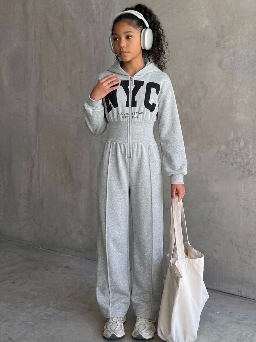 Girlism 兒童青少年女孩灰色休閒 NYC 字母印花抓絨內裡針織連帽落肩口袋寬腿長袖運動連身褲,舒適秋冬款 - 灰色 - 查看 1