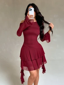 SHEIN PETITE فستان بلون موحد بكتف غير متماثل وأكمام مكشكشة وحاشية طبقات مكشكشة - عنابي اللون - مشاهدة 1