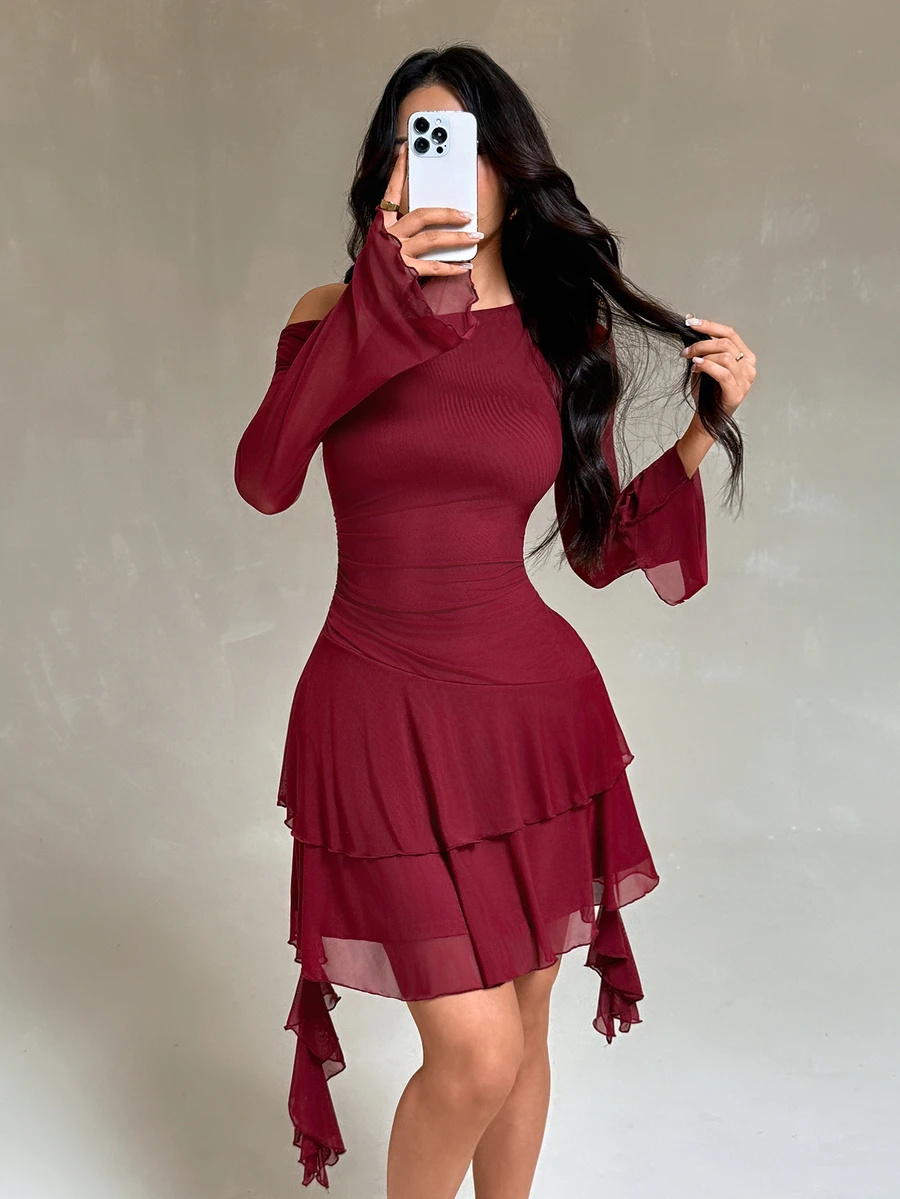 SHEIN PETITE فستان بلون موحد بكتف غير متماثل وأكمام مكشكشة وحاشية طبقات مكشكشة - عنابي اللون - مشاهدة 1