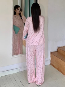 Dazy Plus 2-delat set med söt småblommig lös långärmad t-shirt och raka långa pyjamasbyxor - Rosa - Visa 2