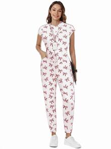 TaskEZ Scrub-jumpsuit för kvinnor, rosa leopardmönster med rosettgrafik, sjuksköterskeuniform, vårdpersonalens scrub-set, matt tryckt jumpsuit med axelärmar, 4 fickor och dragsko i midjan - Multifärgad - Visa 1