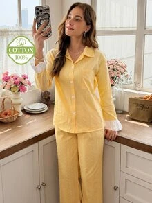 Snug Reverie Pyjamasset i 100 % bomull för kvinnor med krage, enkelknäppning, volangmanschetter, lång ärm och långa byxor - Gul - Visa 3