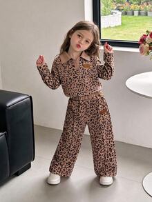 SHEIN Elladie kids (少女) 豹紋 Polo 領長袖寬腿褲 2 件套，上衣為灰色豹紋配米白色半開 V 領設計；下身為同款豹紋寬腿長褲配米黃色鬆緊腰頭。適合日常上學、郊外出遊、購物、觀光、戶外拍照等場合，春秋穿搭。 - 棕色 - 查看 1