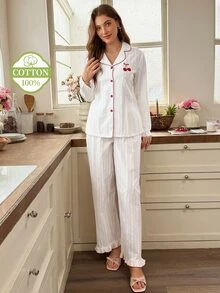 Snug Reverie Damset i fräsch casualstil, vitt med krage, kontrasterande knappar, körsbärsbroderat mönster, söt volangkant, 100 % bomull, jacquardvävt tyg - Vitt - Visa 4