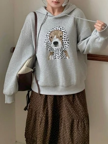 Dazy Plus بلوزة رياضية بغطاء رأس بطبعة حيوانات كرتونية على الطراز الكوري، جديدة للربيع/الخريف بقصة عادية - رمادي - مشاهدة 3