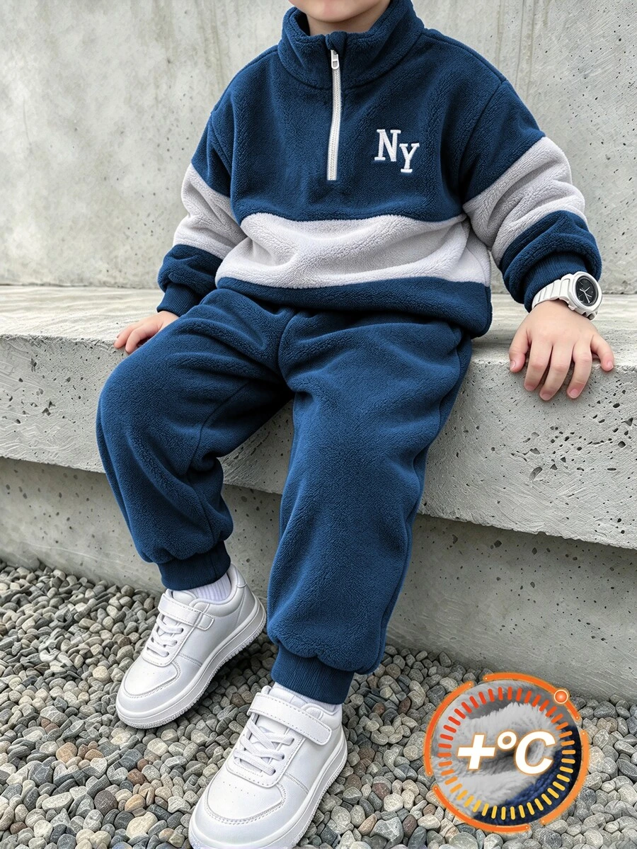 SHEIN 男童秋冬法蘭絨兩件套,半拉鍊立領拼色 NY 刺繡衛衣與收口長褲,咖啡與奶油拼色層次造型,幼兒/小童休閒套裝,上衣與收口運動褲套裝,適合兒童活動、日常穿著、上學與拍照 - 藍色 - 查看 1
