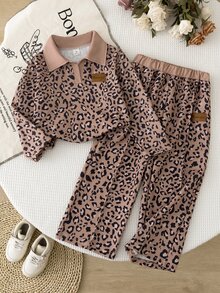 SHEIN Elladie kids (少女) 豹紋 Polo 領長袖寬腿褲 2 件套，上衣為灰色豹紋配米白色半開 V 領設計；下身為同款豹紋寬腿長褲配米黃色鬆緊腰頭。適合日常上學、郊外出遊、購物、觀光、戶外拍照等場合，春秋穿搭。 - 棕色 - 查看 6