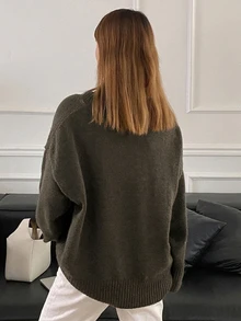 DAZY 女款寬鬆休閒純色V領落肩長袖針織衫，秋冬款，七分袖上衣，校園風 - 軍綠色 - 查看 3