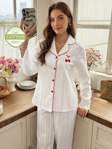 Snug Reverie Damset i fräsch casualstil, vitt med krage, kontrasterande knappar, körsbärsbroderat mönster, söt volangkant, 100 % bomull, jacquardvävt tyg - Vitt - Visa 5