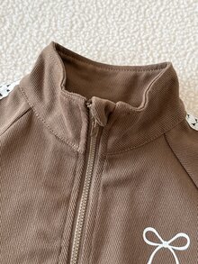SHEIN 女童 Ins 風格秋冬純棉休閒運動套裝，拼色織帶拼接拉鍊夾克 + 束口運動長褲 - 卡其色 - 查看 5