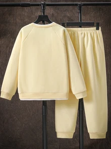 SHEIN 2件組兒童青少年男孩休閒運動日常百搭舒適假兩件拼接插肩袖連帽寬鬆套頭長袖衛衣搭配鬆緊束口寬鬆運動長褲針織衛衣套裝，適合日常穿著、上學、旅行、運動，秋冬款 - 黃色 - 查看 3