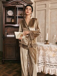 Côtesoire 法式優雅刺繡蕾絲拼接綁帶天鵝絨女款睡衣套裝 - 棕色 - 查看 5