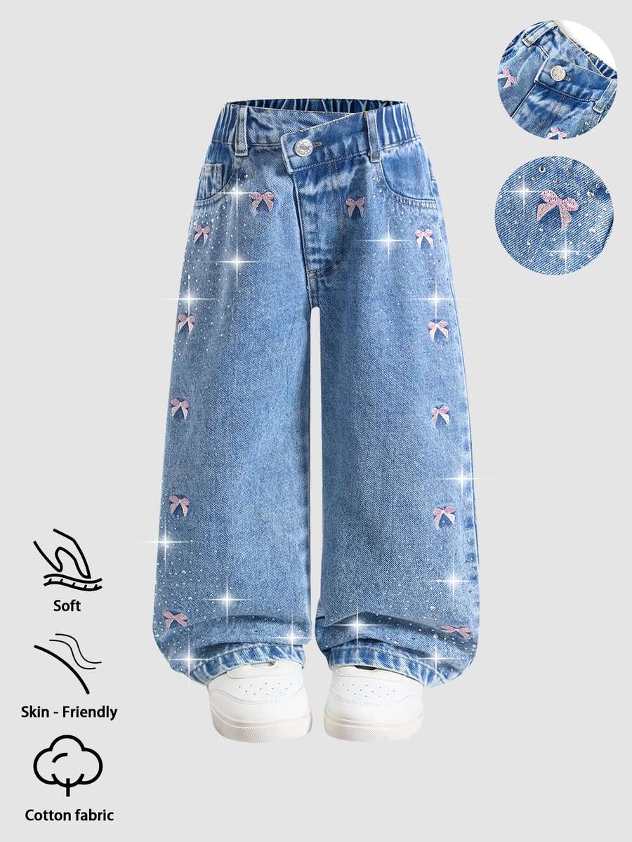 SHEIN Elladie kids 女童牛仔長褲,四季皆宜,中洗藍色,街頭風,度假休閒,可愛極簡 Y2K 設計,不對稱鬆緊腰頭,刺繡基本口袋,鈕扣門襟,水鑽裝飾,寬鬆直筒牛仔褲,柔軟舒適棉質牛仔布,無彈力,日常穿著,2026 秋冬新品 - 中等水洗藍 - 查看 1