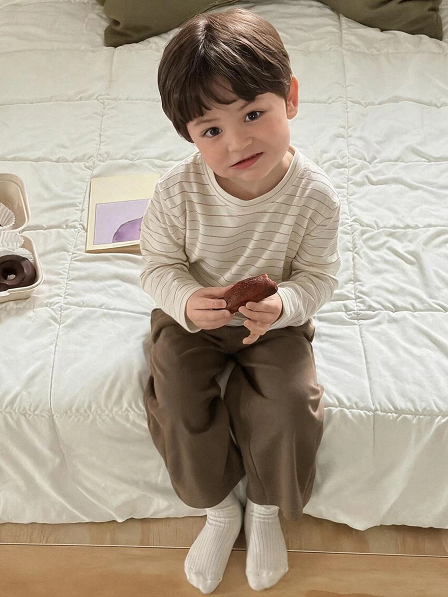DAZY 2件組幼童男孩條紋圓領長袖上衣與純色長褲睡衣套裝 - 卡其色 - 查看 1