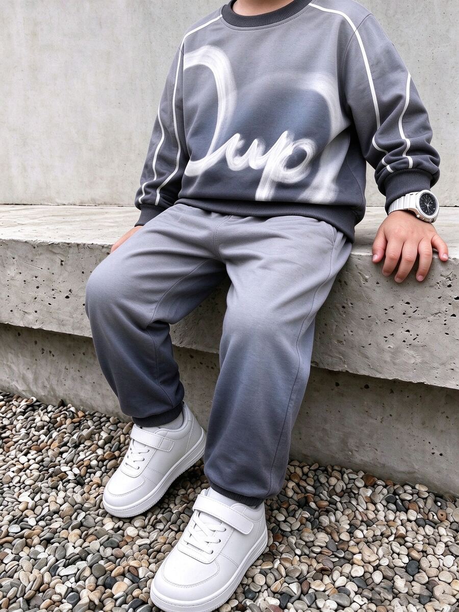 SHEIN 男童秋冬漸層圓領運動衫套裝,字母與數字印花長袖上衣搭配慢跑褲,2件式休閒運動套裝 - 藍色 - 查看 1