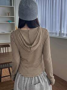 DAZY 女款多功能復古極簡條紋修身顯瘦連帽T恤上衣 - 棕色 - 查看 4