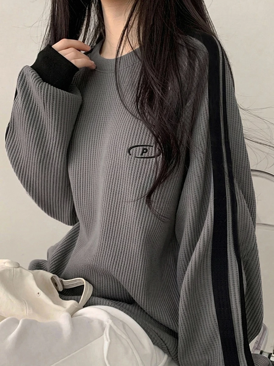 DAZY 女款拼色字母拼接學院風運動衫 - 灰色 - 查看 1