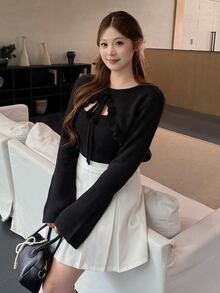 Bijouette 大尺碼性感風羅紋針織毛衣，圓領搭配荷葉邊飾與胸前鏤空綁帶設計，可調節貼身版型 - 黑色 - 查看 6