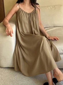 DAZY 女款休閒百褶細肩帶中長洋裝，夏季居家休閒睡裙 - 卡其色 - 查看 1