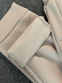 Manfinity Homme طقم سويت شيرت كاجوال باللون الكاكي بمقاس قياسي للرجال، طقم رياضي للرجال، تصميم جرافيك بشعار بسيط - كاكي - مشاهدة 3