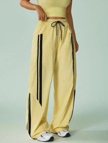 SHEIN Sovereign Charm Celana Olahraga Wanita Motif Garis-Garis dengan Tali Serut di Pinggang - Kuning - View 5