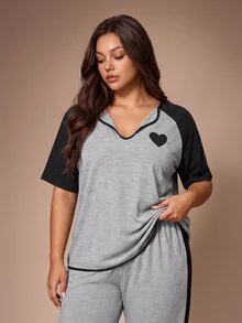 Lazeform Setelan Piyama Wanita Ukuran Plus dengan Motif Hati Abu-abu, Kain Rajut Waffle, Warna Kontras, Kerah Kecil Raglan, Lengan Pendek, dan Celana Panjang. - Grey - View 3