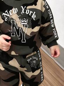 小男孩秋冬迷彩 NY New York 設計字母印花圓領運動衫與運動長褲 2 件套，適合戶外穿著 - 彩色 - 查看 5