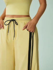 SHEIN Sovereign Charm Celana Olahraga Wanita Motif Garis-Garis dengan Tali Serut di Pinggang - Kuning - View 6