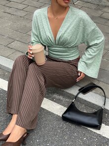 Siren Gaze 女款優雅休閒深V領抓皺長喇叭袖T恤，老錢風羅紋針織修身短版上衣，適合秋季，鼠尾草綠早午餐風 - 綠色 - 查看 4