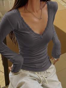 DAZY 女款純色對比蕾絲V領長袖荷葉邊T恤 Y2K - 深灰色 - 查看 3