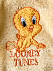 LOONEY TUNES X SHEIN 2件組男嬰休閒可愛趣味卡通圖案針織黃色毛絨刺繡圓領長袖衛衣與卡通印花長褲套裝，適合室內、戶外、秋冬、生日、節日 - 黃色 - 查看 4