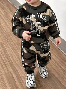 小男孩秋冬迷彩 NY New York 設計字母印花圓領運動衫與運動長褲 2 件套，適合戶外穿著 - 彩色 - 查看 2