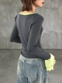 FRIFUL Kaos Wanita Lengan Lebar Kasual dengan Kancing Setengah Plaket Warna Kontras - Grey - View 4
