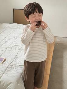 DAZY 2件組幼童男孩條紋圓領長袖上衣與純色長褲睡衣套裝 - 卡其色 - 查看 6