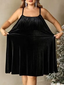 SHEIN CURVE+ فستان نسائي بمقاس كبير بلون موحد من المخمل المجعد بحمالات رفيعة لعيد الميلاد - الأسود - مشاهدة 4