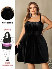 SHEIN CURVE+ فستان نسائي بمقاس كبير بلون موحد من المخمل المجعد بحمالات رفيعة لعيد الميلاد - الأسود - مشاهدة 1