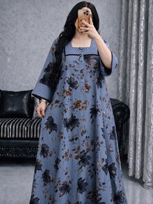 Al Najma 女款灰藍色大尺碼花卉洋裝，方領 3/4 袖寬鬆端莊長袍，適合日常穿著與家庭聚會 - 藍色 - 查看 1