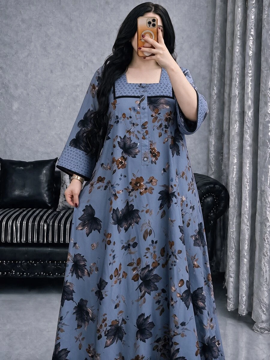 Al Najma 女款灰藍色大尺碼花卉洋裝,方領 3/4 袖寬鬆端莊長袍,適合日常穿著與家庭聚會 - 藍色 - 查看 1