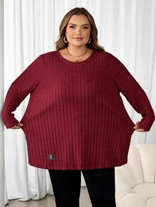 SHEIN CURVE+ تي شيرت نسائي مقاس كبير بتفاصيل ختم الحروف المدمجة باللون الفيروزي للخريف - عنابي اللون - مشاهدة 4