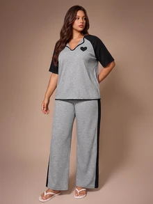 Lazeform Setelan Piyama Wanita Ukuran Plus dengan Motif Hati Abu-abu, Kain Rajut Waffle, Warna Kontras, Kerah Kecil Raglan, Lengan Pendek, dan Celana Panjang. - Grey - View 5