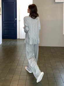 DAZY Setelan Piyama 2 Potong Wanita dengan Motif Polkadot di Seluruh Permukaan, Hiasan Ruffle, Kaos Lengan Panjang Longgar dan Celana Panjang Lurus - Light Grey - View 2